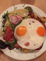 Fleischkäse Mit Spiegelei Und Bratkartoffeln Und Salat