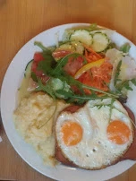 Kartoffelpüree Mit Leberkäse Spiegeleiern Salat Und Brauner Saufe